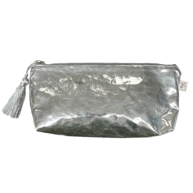 Vibrant Style Promotions Silver Metallic Hold Me Clutch Premium Handbags At Budget-Friendly Prices Vibrant Style Promotions Silver Metallic Hold Me Clutch Premium Handbags At Budget-Friendly Prices